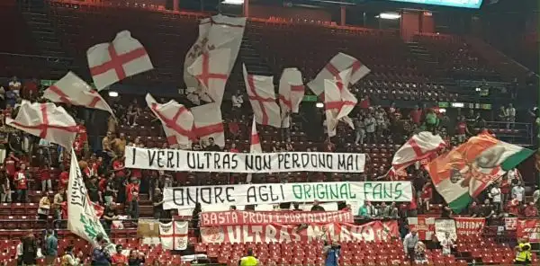 Grandi coreografie in curva per festeggiare la vittoria della prima Supercoppa della storia dell'Olimpia.