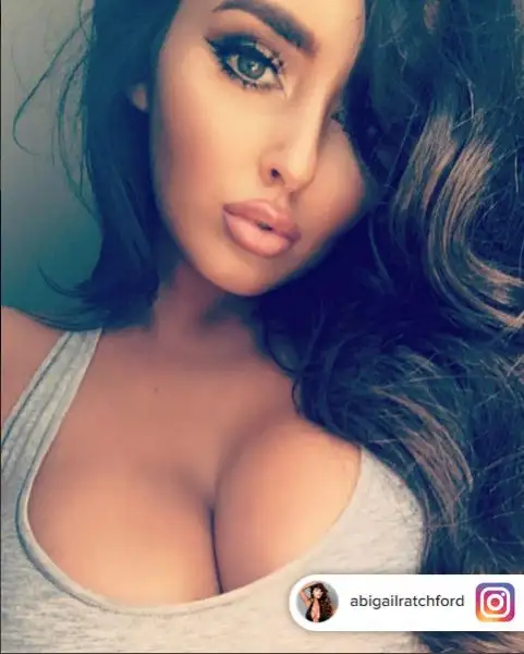 Abigail Ratchford, regina dei social network con 2 milioni di followers su Instagram, oltre 1 milione di amici su Facebook e 300mila seguaci su Twitter, ha un passato da promessa del calcio USA.