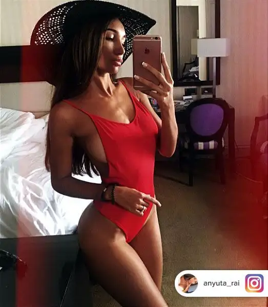 Bellissima, sexy e di origini russe. Anyuta Rai, grazie alle sue foto bollenti, ha raggiunto il milione di seguaci su Instagram.
