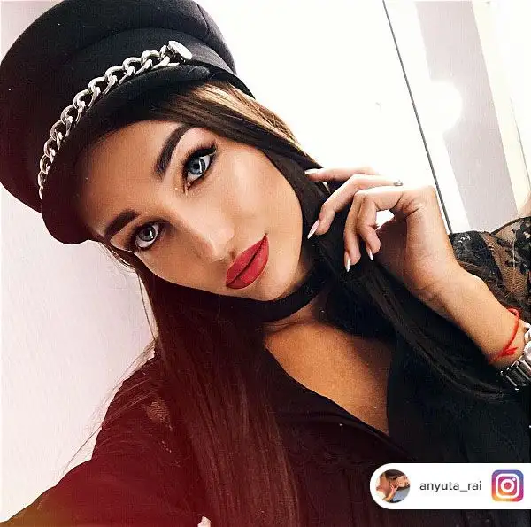 Bellissima, sexy e di origini russe. Anyuta Rai, grazie alle sue foto bollenti, ha raggiunto il milione di seguaci su Instagram.