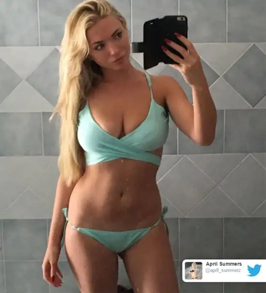 La modella inglese, tifosissima di Roberto Mancini dalla sua esperienza al Manchester City, ha postato su Instagram alcune foto in cui posa con la maglia neroazzurra, in omaggio all'Inter.