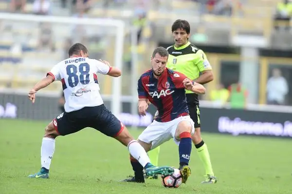Successo esterno per il Genoa, che favorito dalla sciocca espulsione di Gastaldello (fuori per proteste), espugna il Dall'Ara grazie al gol di Giovanni Simeone, alla seconda rete consecutiva in serie 