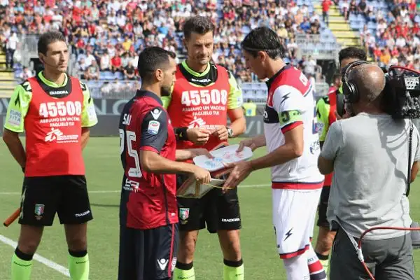 Vittoria interna del Cagliari che si riprende dallo choc del grave infortunio di Joao Pedro in rifinitura e regola il Crotone con le reti di Di Gennaro e Padoin, di Stoian il gol dei calabresi.