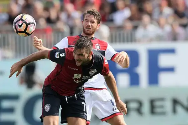 Vittoria interna del Cagliari che si riprende dallo choc del grave infortunio di Joao Pedro in rifinitura e regola il Crotone con le reti di Di Gennaro e Padoin, di Stoian il gol dei calabresi.