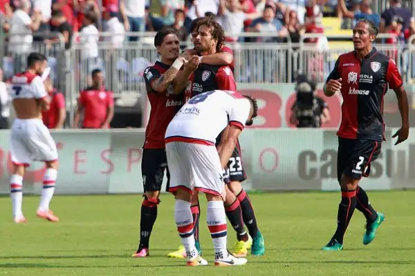 Vittoria interna del Cagliari che si riprende dallo choc del grave infortunio di Joao Pedro in rifinitura e regola il Crotone con le reti di Di Gennaro e Padoin, di Stoian il gol dei calabresi.