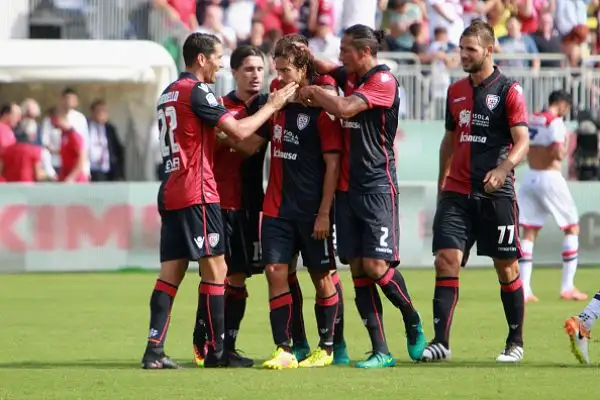 Vittoria interna del Cagliari che si riprende dallo choc del grave infortunio di Joao Pedro in rifinitura e regola il Crotone con le reti di Di Gennaro e Padoin, di Stoian il gol dei calabresi.