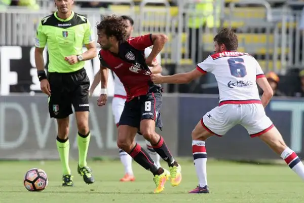 Vittoria interna del Cagliari che si riprende dallo choc del grave infortunio di Joao Pedro in rifinitura e regola il Crotone con le reti di Di Gennaro e Padoin, di Stoian il gol dei calabresi.