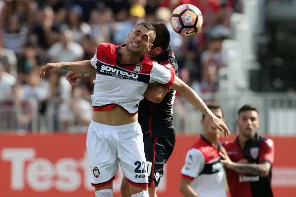 Vittoria interna del Cagliari che si riprende dallo choc del grave infortunio di Joao Pedro in rifinitura e regola il Crotone con le reti di Di Gennaro e Padoin, di Stoian il gol dei calabresi.