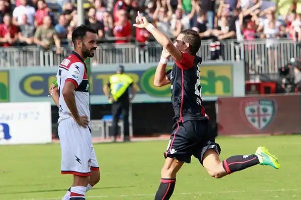 Vittoria interna del Cagliari che si riprende dallo choc del grave infortunio di Joao Pedro in rifinitura e regola il Crotone con le reti di Di Gennaro e Padoin, di Stoian il gol dei calabresi.
