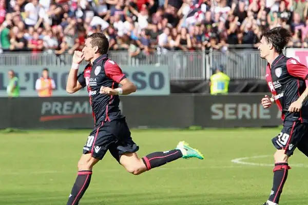 Vittoria interna del Cagliari che si riprende dallo choc del grave infortunio di Joao Pedro in rifinitura e regola il Crotone con le reti di Di Gennaro e Padoin, di Stoian il gol dei calabresi.