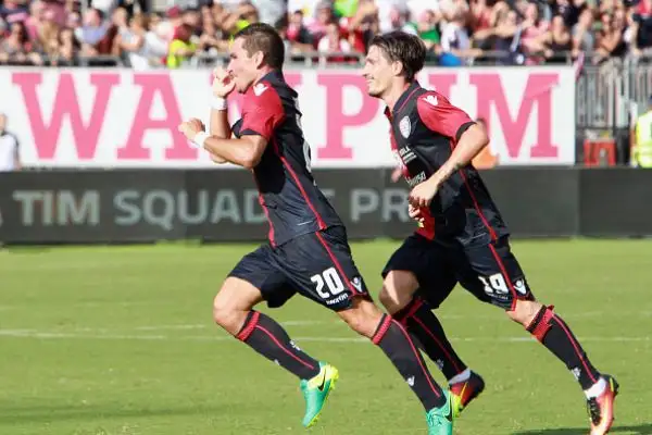 Vittoria interna del Cagliari che si riprende dallo choc del grave infortunio di Joao Pedro in rifinitura e regola il Crotone con le reti di Di Gennaro e Padoin, di Stoian il gol dei calabresi.