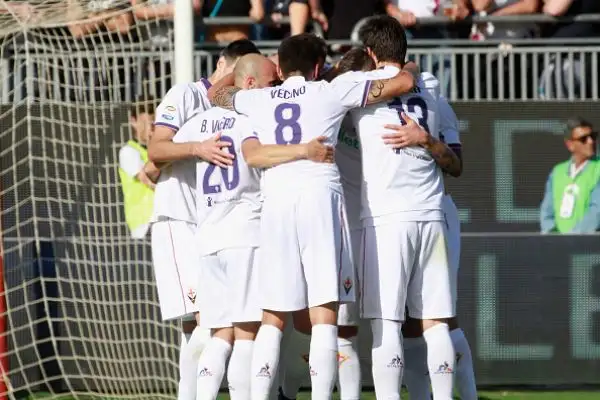 Partita pirotecnica al Sant'Elia: la Fiorentina si impone per 5-3 con tripletta di Kalinic e doppietta di Bernadeschi. Di Di Gennaro, Capuano e Borriello i gol rossoblu.