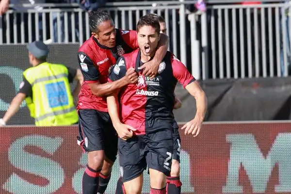 Partita pirotecnica al Sant'Elia: la Fiorentina si impone per 5-3 con tripletta di Kalinic e doppietta di Bernadeschi. Di Di Gennaro, Capuano e Borriello i gol rossoblu.