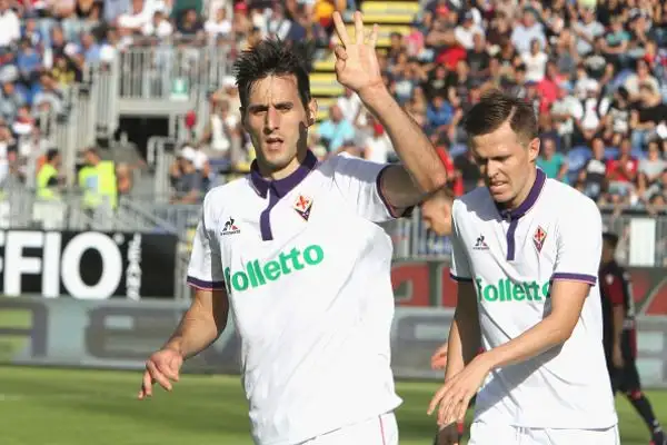 Partita pirotecnica al Sant'Elia: la Fiorentina si impone per 5-3 con tripletta di Kalinic e doppietta di Bernadeschi. Di Di Gennaro, Capuano e Borriello i gol rossoblu.