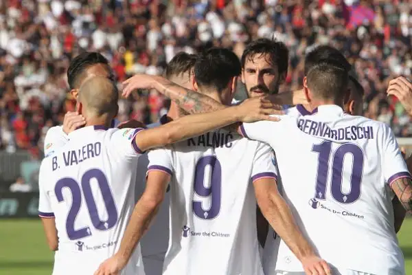 Partita pirotecnica al Sant'Elia: la Fiorentina si impone per 5-3 con tripletta di Kalinic e doppietta di Bernadeschi. Di Di Gennaro, Capuano e Borriello i gol rossoblu.