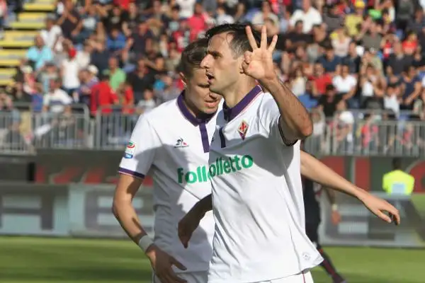 Partita pirotecnica al Sant'Elia: la Fiorentina si impone per 5-3 con tripletta di Kalinic e doppietta di Bernadeschi. Di Di Gennaro, Capuano e Borriello i gol rossoblu.