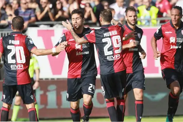 Partita pirotecnica al Sant'Elia: la Fiorentina si impone per 5-3 con tripletta di Kalinic e doppietta di Bernadeschi. Di Di Gennaro, Capuano e Borriello i gol rossoblu.