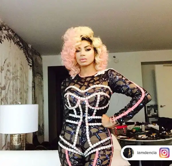 Oltre ad aver stregato il centrocampista francese sta facendo molto parlare di se la cantante britannica di origine camerunense che non fa mancare nulla ai suoi numerosi fan su Instagram.