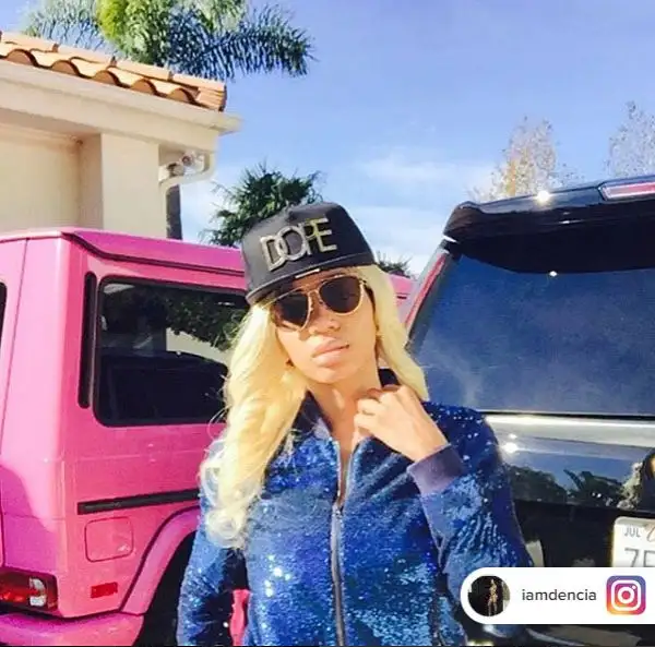 Oltre ad aver stregato il centrocampista francese sta facendo molto parlare di se la cantante britannica di origine camerunense che non fa mancare nulla ai suoi numerosi fan su Instagram.