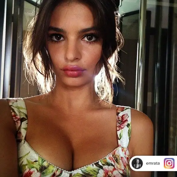 L'attrice e supermodel nata in Inghilterra ma cresciuta in America è ormai una delle grandi regine del web, con quasi 9 milioni di follower su Instagram ai quali continua a regalare immagini super sex