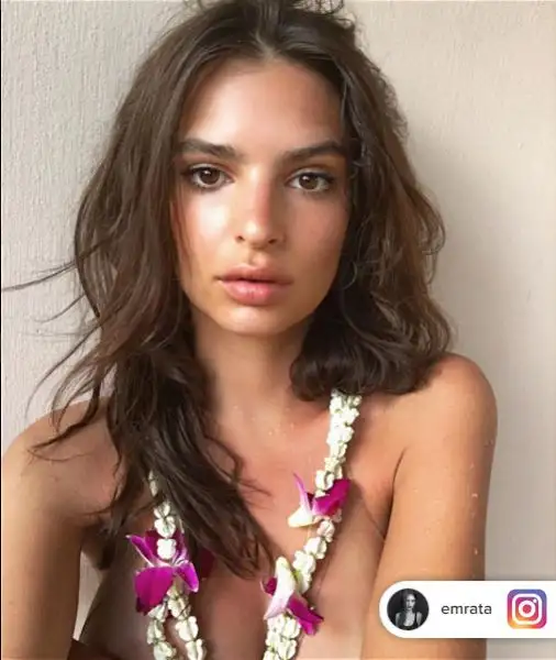 L'attrice e supermodel nata in Inghilterra ma cresciuta in America è ormai una delle grandi regine del web, con quasi 9 milioni di follower su Instagram ai quali continua a regalare immagini super sex