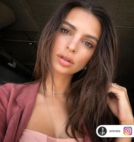 L'attrice e supermodel nata in Inghilterra ma cresciuta in America è ormai una delle grandi regine del web, con quasi 9 milioni di follower su Instagram ai quali continua a regalare immagini super sex