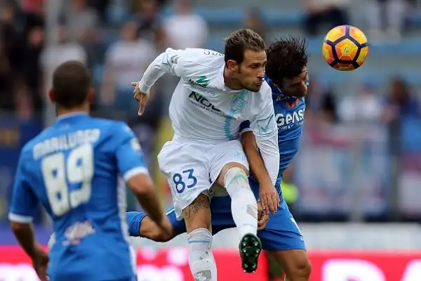 I gialloblu protestano per un gol non assegnato (dubbi sulla decisione della Goal Line Technology, il pallone non passa completamente la linea per pochi centimetri).