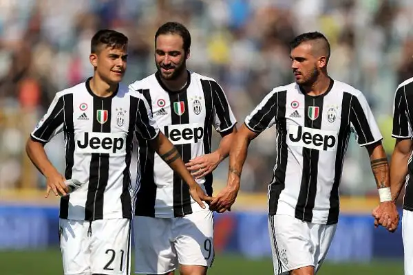 Sesta vittoria stagionale (in sette giornate) per la Juventus che si impone ad Empoli con due gol di Higuain e uno di Dybala e consolida il suo primato in classifica.