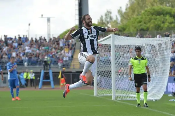 Sesta vittoria stagionale (in sette giornate) per la Juventus che si impone ad Empoli con due gol di Higuain e uno di Dybala e consolida il suo primato in classifica.
