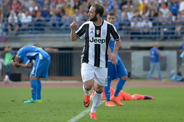Sesta vittoria stagionale (in sette giornate) per la Juventus che si impone ad Empoli con due gol di Higuain e uno di Dybala e consolida il suo primato in classifica.