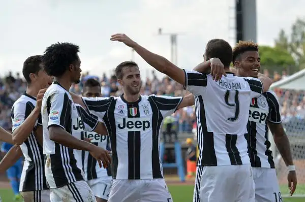 Sesta vittoria stagionale (in sette giornate) per la Juventus che si impone ad Empoli con due gol di Higuain e uno di Dybala e consolida il suo primato in classifica.