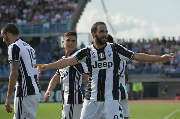 Sesta vittoria stagionale (in sette giornate) per la Juventus che si impone ad Empoli con due gol di Higuain e uno di Dybala e consolida il suo primato in classifica.
