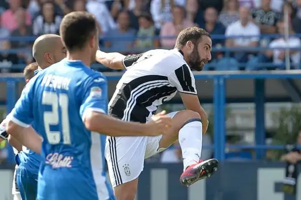 Sesta vittoria stagionale (in sette giornate) per la Juventus che si impone ad Empoli con due gol di Higuain e uno di Dybala e consolida il suo primato in classifica.