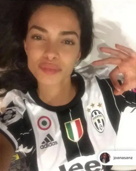 A Torino è arrivata anche la moglie del neo juventino Dani Alves, attivissima sui social.