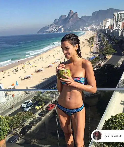 A Torino è arrivata anche la moglie del neo juventino Dani Alves, attivissima sui social.
