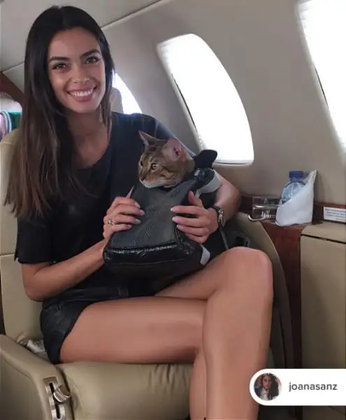 A Torino è arrivata anche la moglie del neo juventino Dani Alves, attivissima sui social.