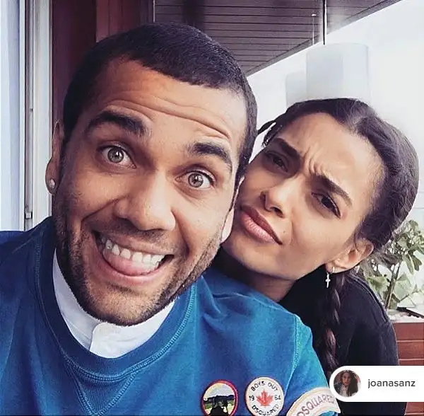 A Torino è arrivata anche la moglie del neo juventino Dani Alves, attivissima sui social.