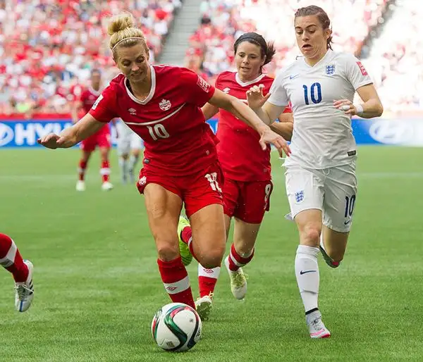 Nata negli Stati uniti, difensore della nazionale canadese e medaglia di bronzo alle olimpiadi di Londra 2012, è anche una bellissima modella e affermata allenatrice di fitness!