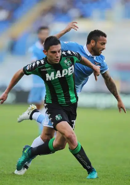 Successo interno per la Lazio, che si impone contro il Sassuolo grazie a Lulic (rete in fuorigioco) e Immobile (nono gol in campionato). I neroverdi dimezzano lo svantaggio con Defrel ma non basta.