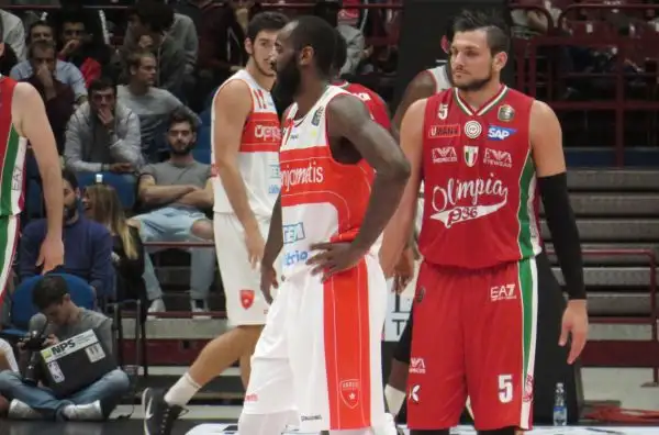 L'Olimpia si aggiudica il derby e resta imbattuta in vetta alla classifica.