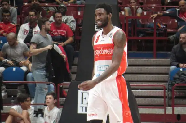 L'Olimpia si aggiudica il derby e resta imbattuta in vetta alla classifica.