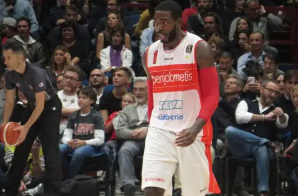 L'Olimpia si aggiudica il derby e resta imbattuta in vetta alla classifica.