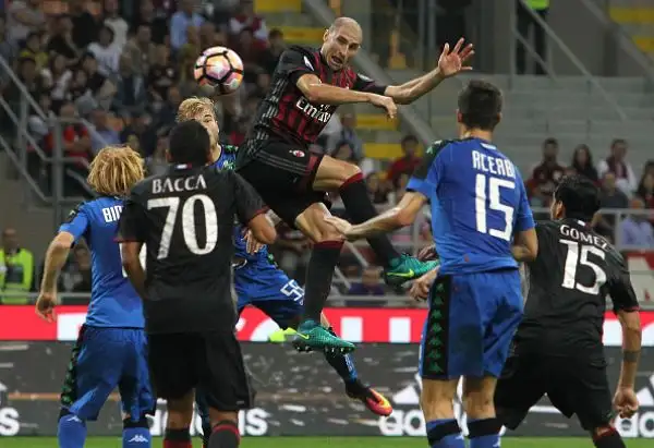 I rossoneri, sotto per 3-1, ribaltano il risultato segnando tre gol in pochi minuti. Neroverdi furiosi con l'arbitro per un rigore non concesso nel primo tempo e per il penalty assegnato a Niang. 