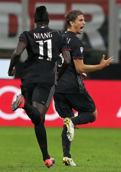 I rossoneri, sotto per 3-1, ribaltano il risultato segnando tre gol in pochi minuti. Neroverdi furiosi con l'arbitro per un rigore non concesso nel primo tempo e per il penalty assegnato a Niang. 