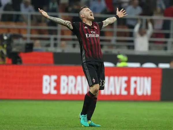 I rossoneri, sotto per 3-1, ribaltano il risultato segnando tre gol in pochi minuti. Neroverdi furiosi con l'arbitro per un rigore non concesso nel primo tempo e per il penalty assegnato a Niang. 