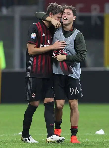 I rossoneri, sotto per 3-1, ribaltano il risultato segnando tre gol in pochi minuti. Neroverdi furiosi con l'arbitro per un rigore non concesso nel primo tempo e per il penalty assegnato a Niang. 