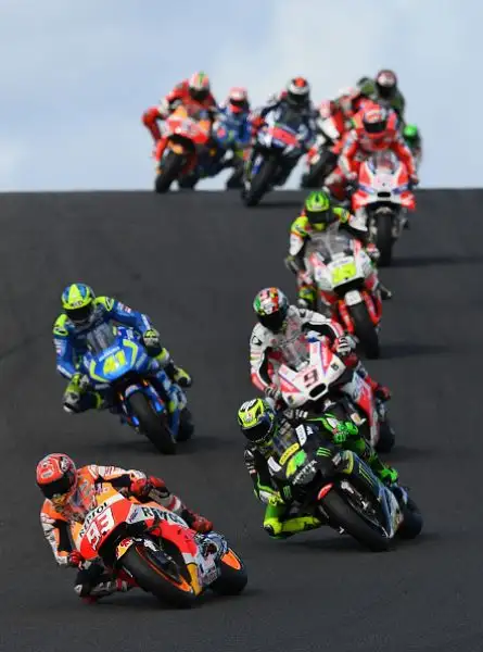 Cal Crutchlow ha vinto il Gran Premio d'Australia a Phillip Island. Il centauro della Honda ha tagliato il traguardo davanti a uno scatenato Valentino Rossi.