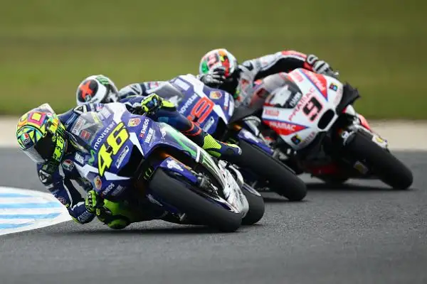 Cal Crutchlow ha vinto il Gran Premio d'Australia a Phillip Island. Il centauro della Honda ha tagliato il traguardo davanti a uno scatenato Valentino Rossi.
