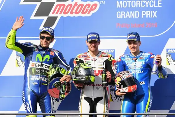 Cal Crutchlow ha vinto il Gran Premio d'Australia a Phillip Island. Il centauro della Honda ha tagliato il traguardo davanti a uno scatenato Valentino Rossi.