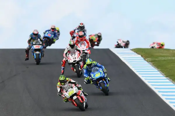 Cal Crutchlow ha vinto il Gran Premio d'Australia a Phillip Island. Il centauro della Honda ha tagliato il traguardo davanti a uno scatenato Valentino Rossi.